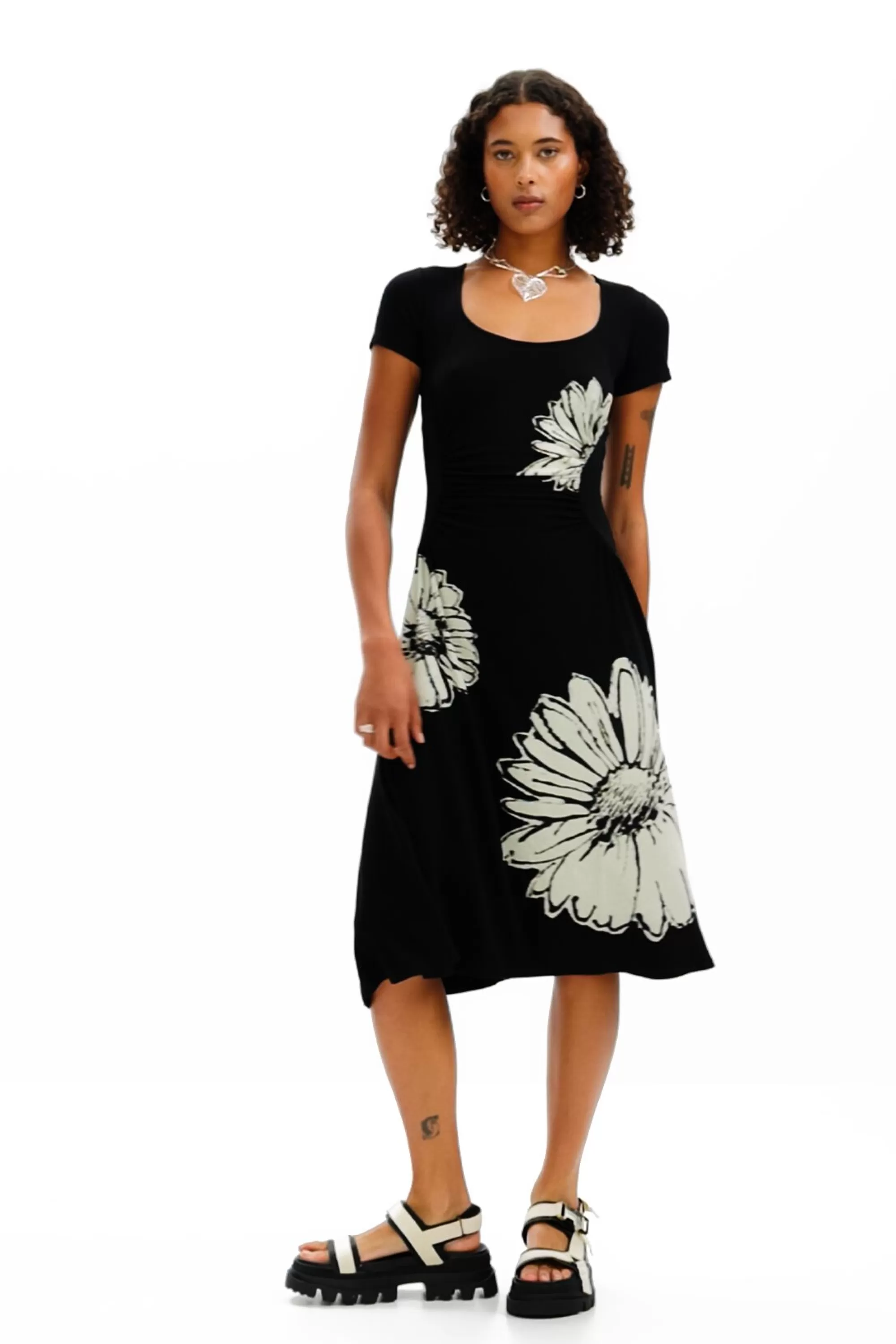 Desigual Dresses And Jumpsuits>Short-sleeved midi dress with neckline and daisies.